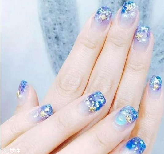 雙色漸變美甲的做法 雙色漸變美甲圖片大全 雙色漸變美甲的做法 雙色漸變美甲圖片大全