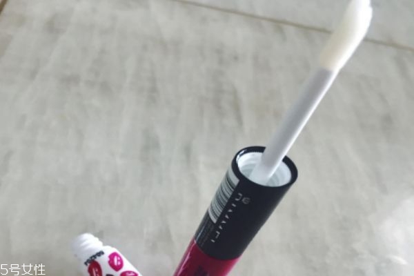 rimmel芮謎16小時(shí)不脫色唇彩怎么用 雙頭液體唇膏 rimmel芮謎16小時(shí)不脫色唇彩怎么用 雙頭液體唇膏