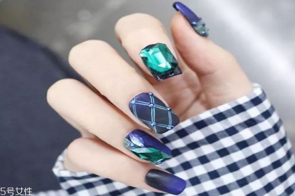 雙色漸變美甲的做法 雙色漸變美甲圖片大全 雙色漸變美甲的做法 雙色漸變美甲圖片大全