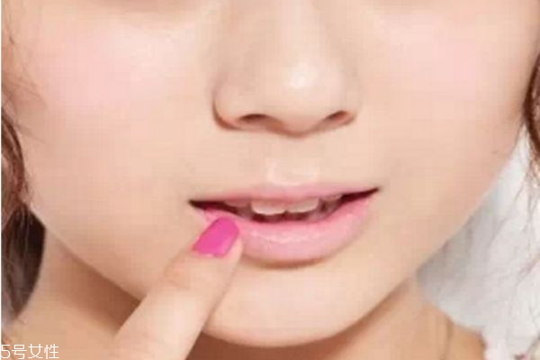 新手唇妝教學(xué),3招打造完美唇妝 新手唇妝教學(xué),3招打造完美唇妝