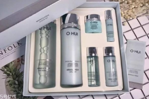 春季補(bǔ)水用什么 春季必備的補(bǔ)水套裝 春季補(bǔ)水用什么 春季必備的補(bǔ)水套裝