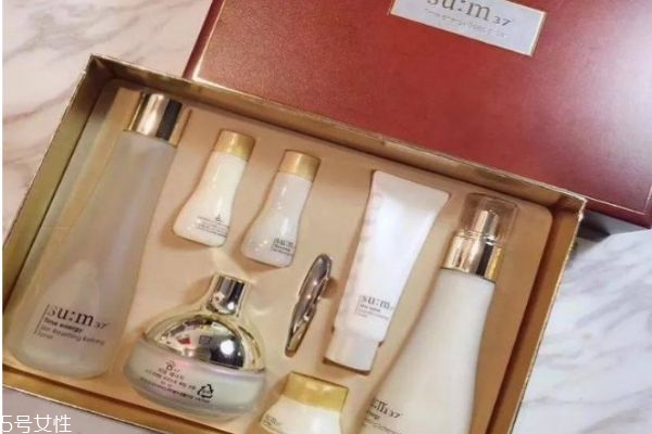 春季補(bǔ)水用什么 春季必備的補(bǔ)水套裝 春季補(bǔ)水用什么 春季必備的補(bǔ)水套裝