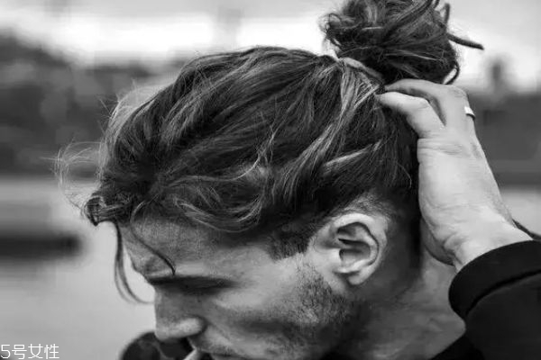 男生長發(fā)發(fā)型有哪些 男生留長發(fā)有幾種發(fā)型 男生長發(fā)發(fā)型有哪些 男生留長發(fā)有幾種發(fā)型