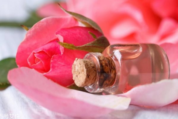 玫瑰水適合什么膚質(zhì) 使用玫瑰水的注意事項(xiàng) 玫瑰水適合什么膚質(zhì) 使用玫瑰水的注意事項(xiàng)