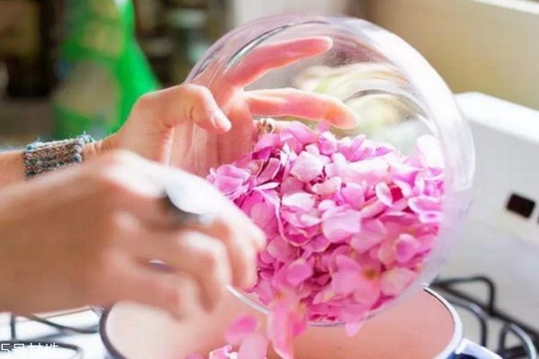 玫瑰純露和爽膚水的區(qū)別 在家自制玫瑰爽膚水 玫瑰純露和爽膚水的區(qū)別 在家自制玫瑰爽膚水