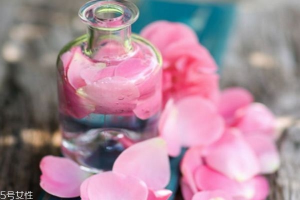 玫瑰純露和爽膚水的區(qū)別 在家自制玫瑰爽膚水 玫瑰純露和爽膚水的區(qū)別 在家自制玫瑰爽膚水