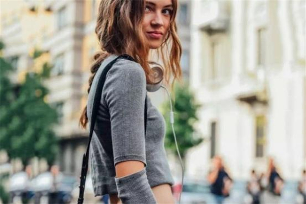 灰色衣服配什么顏色好看 經(jīng)典百搭色系 灰色衣服配什么顏色好看 經(jīng)典百搭色系