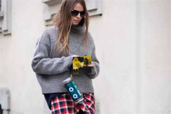 灰色衣服配什么顏色好看 經(jīng)典百搭色系 灰色衣服配什么顏色好看 經(jīng)典百搭色系