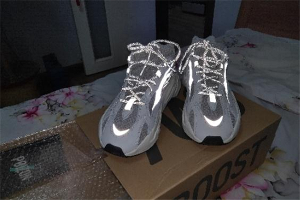 yeezy 700 v2反光真假對(duì)比 椰子700反光款真假辨別 yeezy 700 v2反光真假對(duì)比 椰子700反光款真假辨別