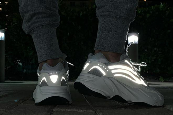 yeezy 700 v2反光真假對(duì)比 椰子700反光款真假辨別 yeezy 700 v2反光真假對(duì)比 椰子700反光款真假辨別