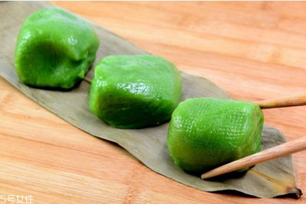 青團(tuán)的營(yíng)養(yǎng)價(jià)值及功效 吃青團(tuán)時(shí)的四個(gè)注意