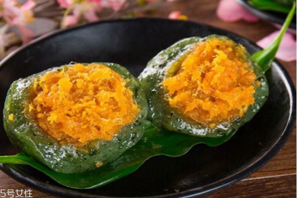 青團(tuán)放澄粉還是沾米粉 怎么做青團(tuán)不變硬 青團(tuán)放澄粉還是沾米粉 怎么做青團(tuán)不變硬