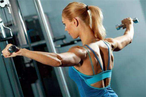女生三角肌發(fā)達怎么減 減少力量訓(xùn)練 女生三角肌發(fā)達怎么減 減少力量訓(xùn)練