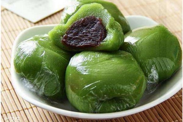 青團(tuán)放澄粉還是沾米粉 怎么做青團(tuán)不變硬 青團(tuán)放澄粉還是沾米粉 怎么做青團(tuán)不變硬