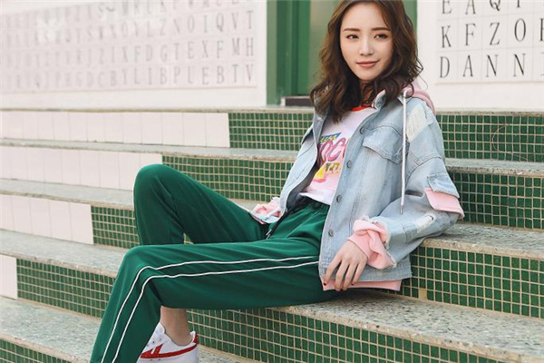 牛仔外套配什么褲子好看 春季百搭單品 牛仔外套配什么褲子好看 春季百搭單品