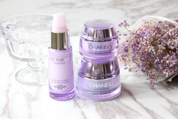 精華液能涂眼部嗎 精華液能不能涂眼部周?chē)? alt=