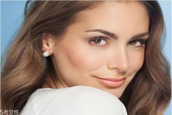 精華液能涂眼部嗎 精華液能不能涂眼部周?chē)? alt=