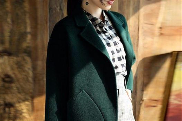 墨綠色衣服顯黑嗎 學(xué)會搭配很關(guān)鍵 墨綠色衣服顯黑嗎 學(xué)會搭配很關(guān)鍵