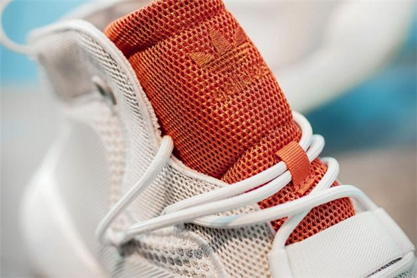 阿迪達(dá)斯byw什么意思 阿迪達(dá)斯天足籃球鞋測評 阿迪達(dá)斯byw什么意思 阿迪達(dá)斯天足籃球鞋測評