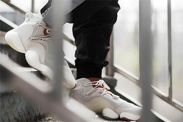 阿迪達(dá)斯byw什么意思 阿迪達(dá)斯天足籃球鞋測評 阿迪達(dá)斯byw什么意思 阿迪達(dá)斯天足籃球鞋測評