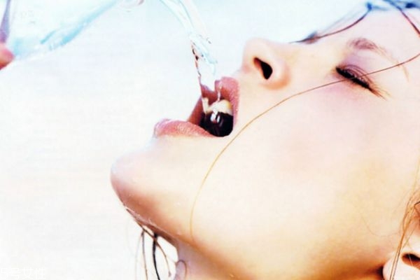 論保濕對(duì)肌膚的重要性 論保濕對(duì)肌膚的重要性