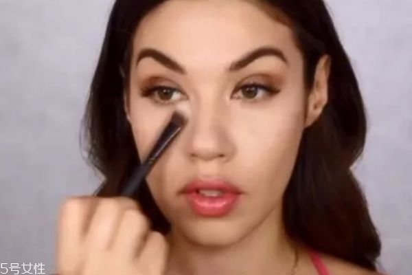 眼袋化妝怎么遮蓋 化妝怎么遮蓋眼袋和淚溝 眼袋化妝怎么遮蓋 化妝怎么遮蓋眼袋和淚溝