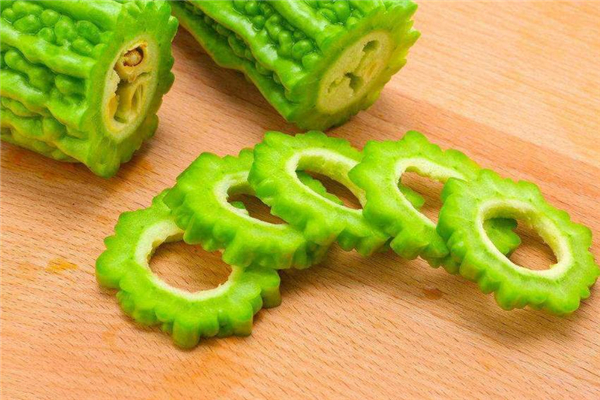 吃苦瓜胃疼怎么回事 吃苦瓜胃疼的原因 吃苦瓜胃疼怎么回事 吃苦瓜胃疼的原因