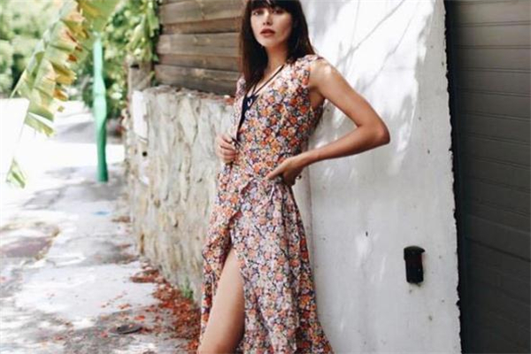 開叉裙怎么搭配 兼具成熟與性感 開叉裙怎么搭配 兼具成熟與性感