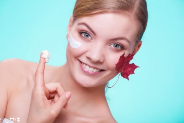 用了精華液還要用霜嗎 教你正確使用步驟 用了精華液還要用霜嗎 教你正確使用步驟