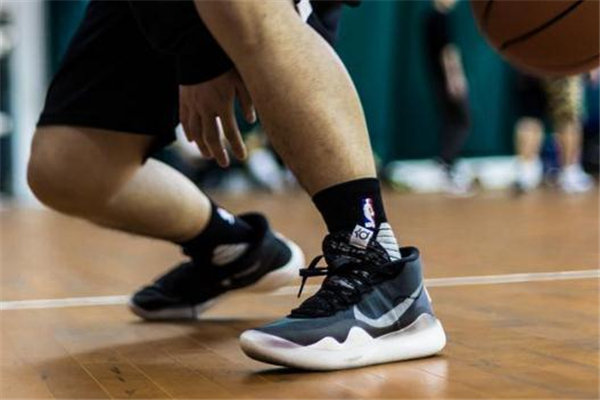 耐克kd12和pg3哪個(gè)好 pg3和kd12對(duì)比測(cè)評(píng) 耐克kd12和pg3哪個(gè)好 pg3和kd12對(duì)比測(cè)評(píng)