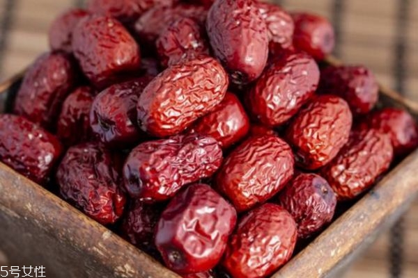 紅棗水一天喝多少合適 單用紅棗泡水喝的好處 紅棗水一天喝多少合適 單用紅棗泡水喝的好處