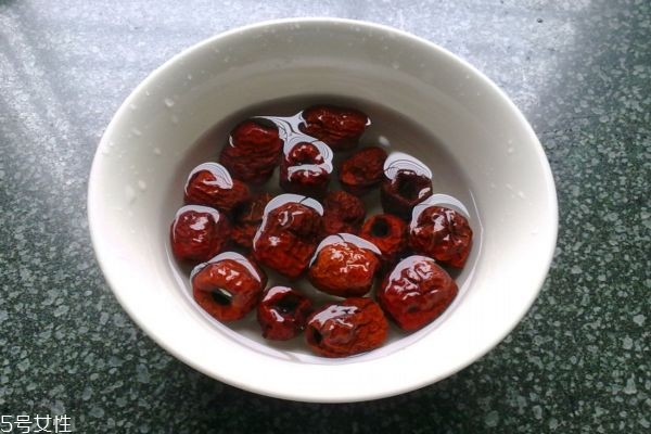 紅棗泡水的功效與作用 紅棗泡水的禁忌 紅棗泡水的功效與作用 紅棗泡水的禁忌