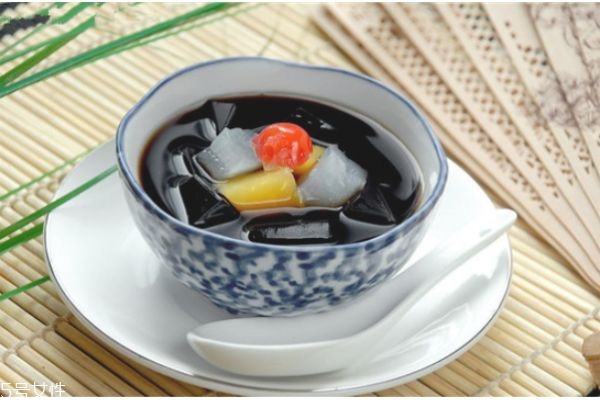 吃燒仙草會(huì)長(zhǎng)胖嗎 燒仙草對(duì)人有什么功效 吃燒仙草會(huì)長(zhǎng)胖嗎 燒仙草對(duì)人有什么功效