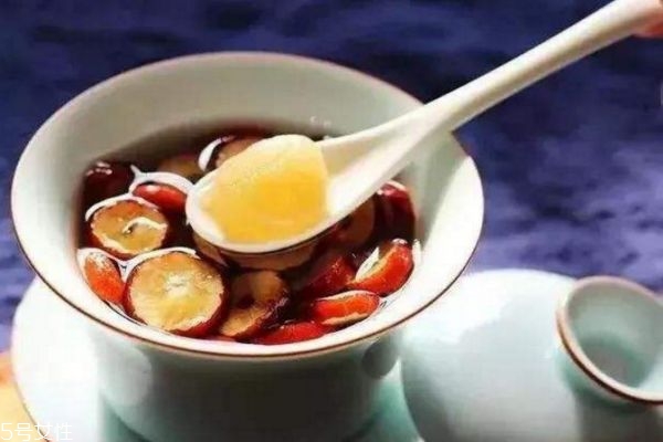 紅棗泡水的功效與作用 紅棗泡水的禁忌 紅棗泡水的功效與作用 紅棗泡水的禁忌