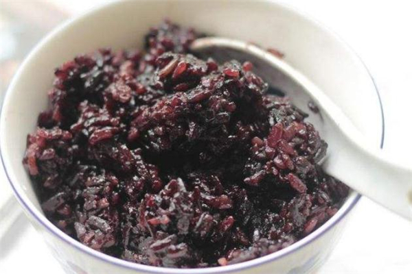 紫米粥的做法 養(yǎng)生人士的最愛 紫米粥的做法 養(yǎng)生人士的最愛