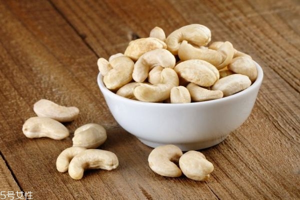 炭燒腰果價格多少錢一斤 炭燒和鹽焗腰果哪個好吃 炭燒腰果價格多少錢一斤 炭燒和鹽焗腰果哪個好吃