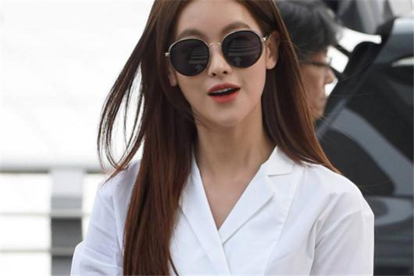 菲拉格慕墨鏡多少錢 輕奢級(jí)太陽(yáng)鏡典范 菲拉格慕墨鏡多少錢 輕奢級(jí)太陽(yáng)鏡典范