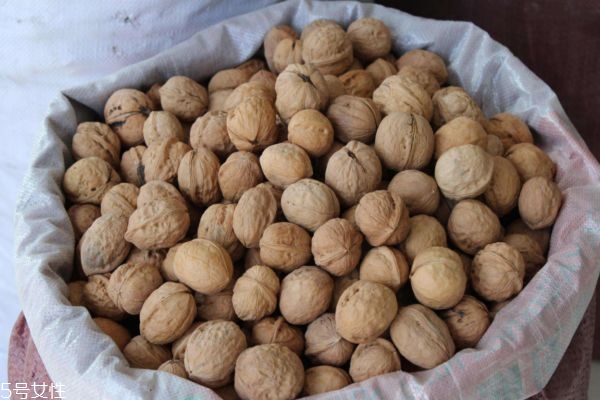 怎么區(qū)別紙皮核桃和薄皮核桃 紙皮核桃是生的還是熟的 怎么區(qū)別紙皮核桃和薄皮核桃 紙皮核桃是生的還是熟的