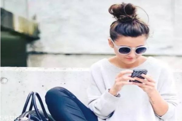 一分鐘懶人盤(pán)發(fā)丸子頭 高聳簡(jiǎn)單丸子頭扎法