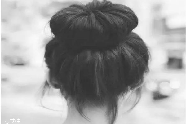 一分鐘懶人盤(pán)發(fā)丸子頭 高聳簡(jiǎn)單丸子頭扎法