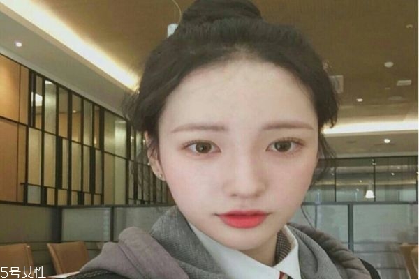 一分鐘懶人盤(pán)發(fā)丸子頭 高聳簡(jiǎn)單丸子頭扎法