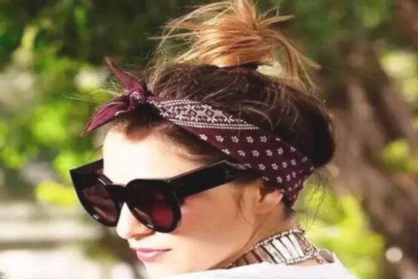 一分鐘懶人盤(pán)發(fā)丸子頭 高聳簡(jiǎn)單丸子頭扎法