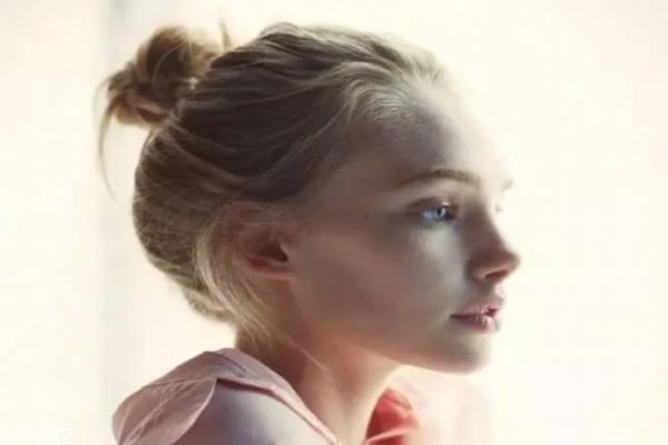 一分鐘懶人盤(pán)發(fā)丸子頭 高聳簡(jiǎn)單丸子頭扎法