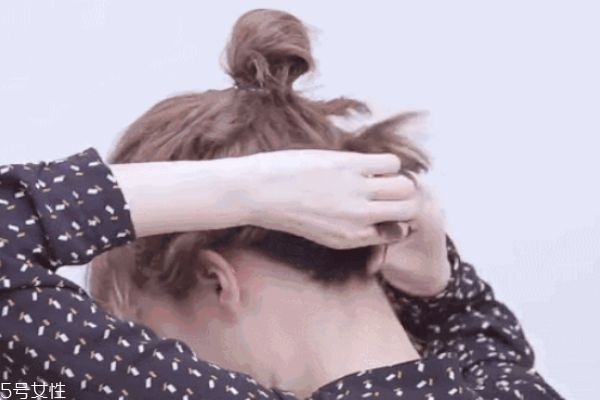 一分鐘懶人盤(pán)發(fā)丸子頭 高聳簡(jiǎn)單丸子頭扎法