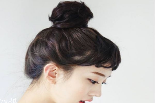 一分鐘懶人盤(pán)發(fā)丸子頭 高聳簡(jiǎn)單丸子頭扎法