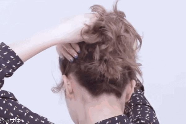 一分鐘懶人盤(pán)發(fā)丸子頭 高聳簡(jiǎn)單丸子頭扎法