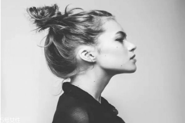 一分鐘懶人盤(pán)發(fā)丸子頭 高聳簡(jiǎn)單丸子頭扎法