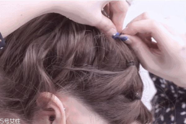 一分鐘懶人盤(pán)發(fā)丸子頭 高聳簡(jiǎn)單丸子頭扎法