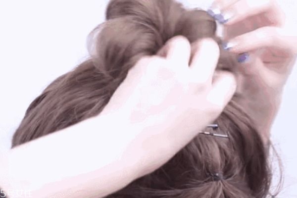 一分鐘懶人盤(pán)發(fā)丸子頭 高聳簡(jiǎn)單丸子頭扎法