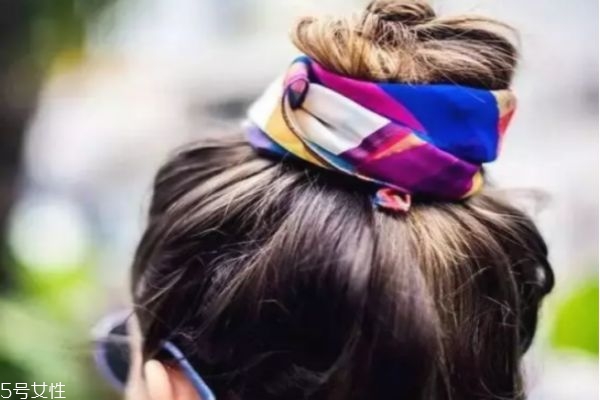 一分鐘懶人盤(pán)發(fā)丸子頭 高聳簡(jiǎn)單丸子頭扎法